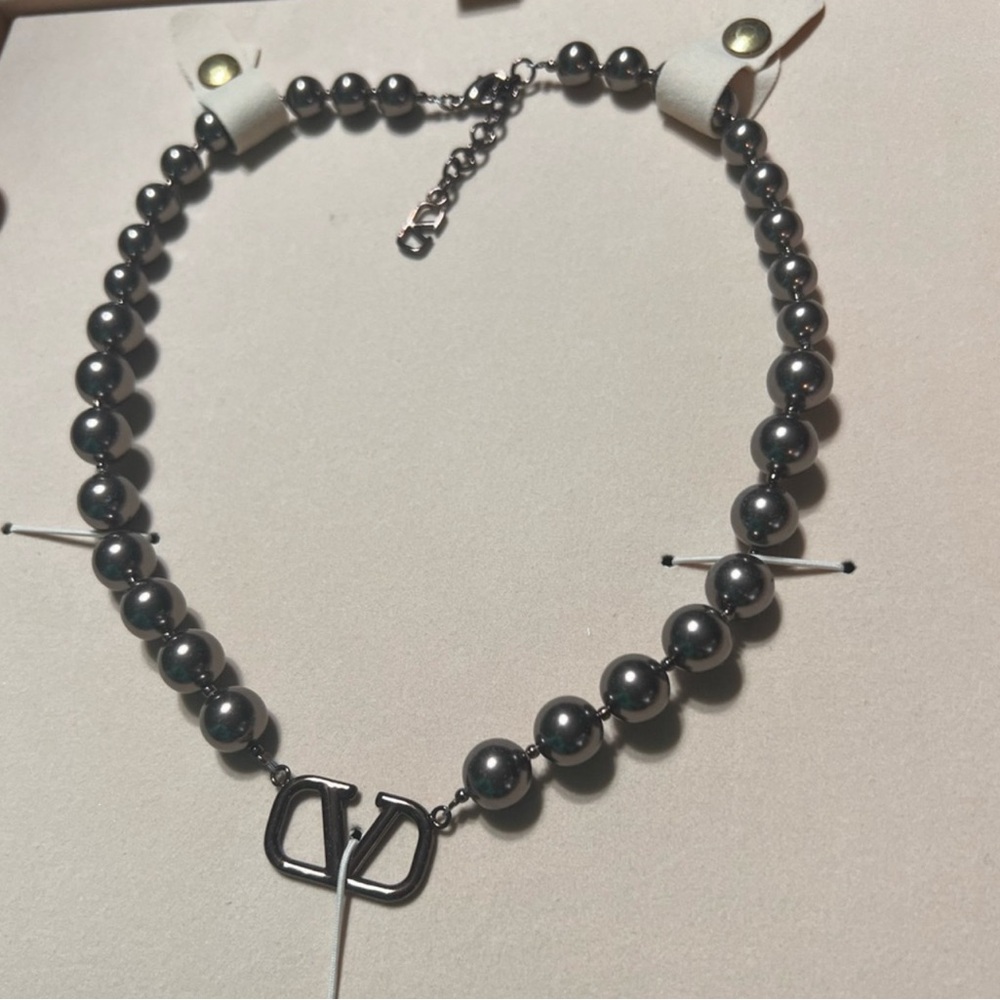 Valentino Garavani VLogo Signature choker with Swarovski® pearls and earrings ❤️